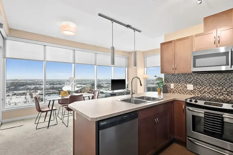 Trendy Fully furnished 2Br 2Ba Apartment Downtown Calgary. Free Parking | 1320 1 St SE, Calgary | 3140638