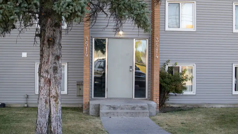 Bright Top Floor 2 Bed 1 Bath Apartment | 3514 44 Street Southwest, Calgary | 3147637