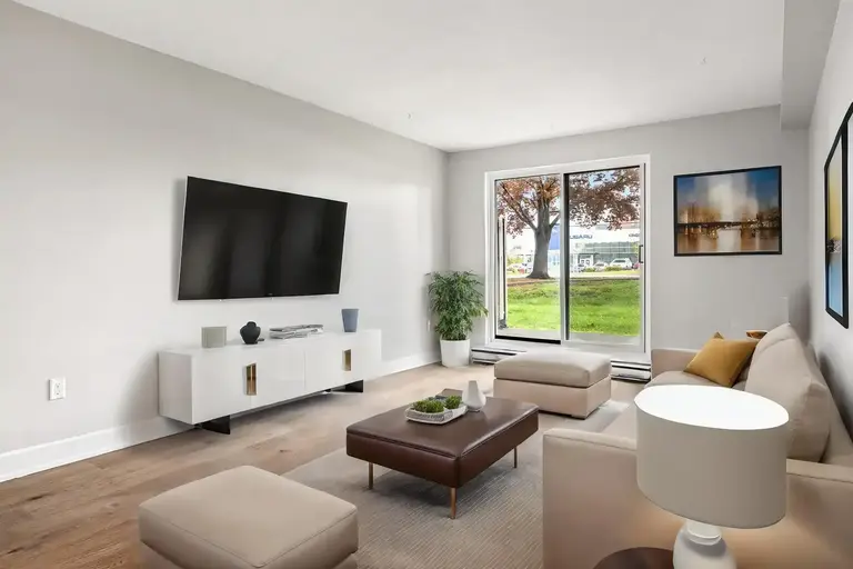 Elgin | 286 Queen Mary Road, Kingston | 3106237