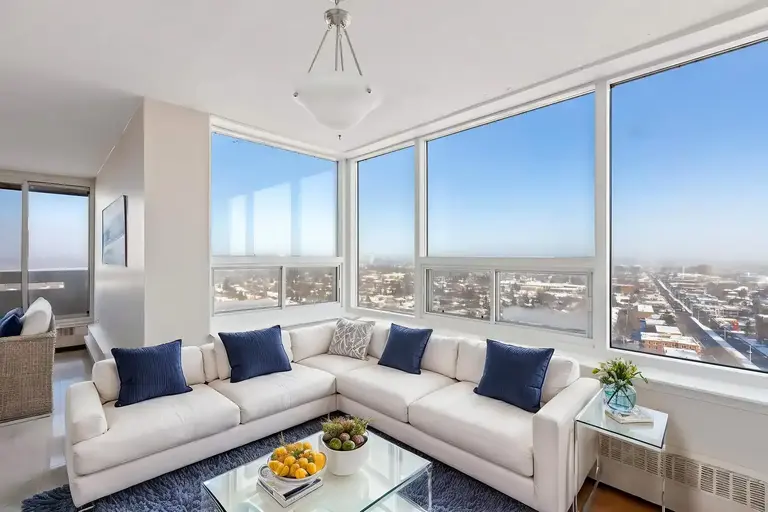 Bromley Square | 2001 Carling Avenue, Ottawa | 3153279