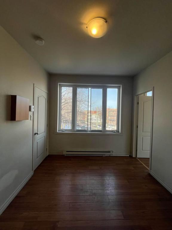 4 1/2 disponible avec possibilité de stationnement | 3115323