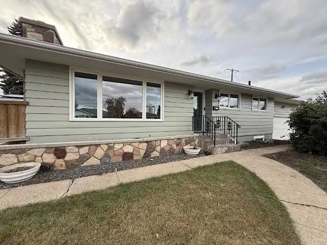 Stunning and Private 3 Bed Main Floor | 9824 68 Street Northwest, Edmonton | 3146161
