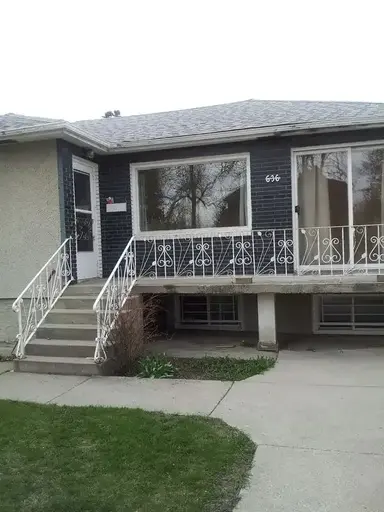 *Clean Cozy Renfrew  Bungalow* | 636 9th Ave NE, Calgary | 3166822