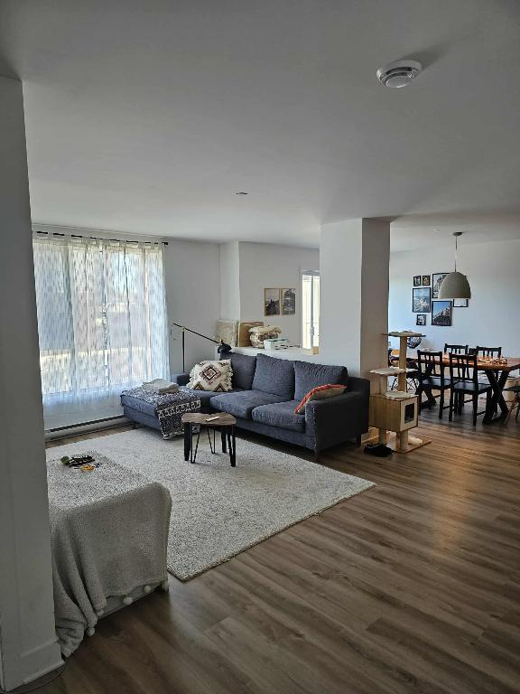 Grand 4 1/2 à Laval, 2 salles de bains, à 2 pas du métro Montmorency | 3116013
