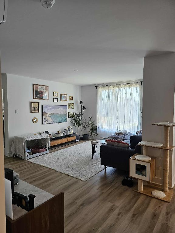 Grand 4 1/2 à Laval, 2 salles de bains, à 2 pas du métro Montmorency | 3116013