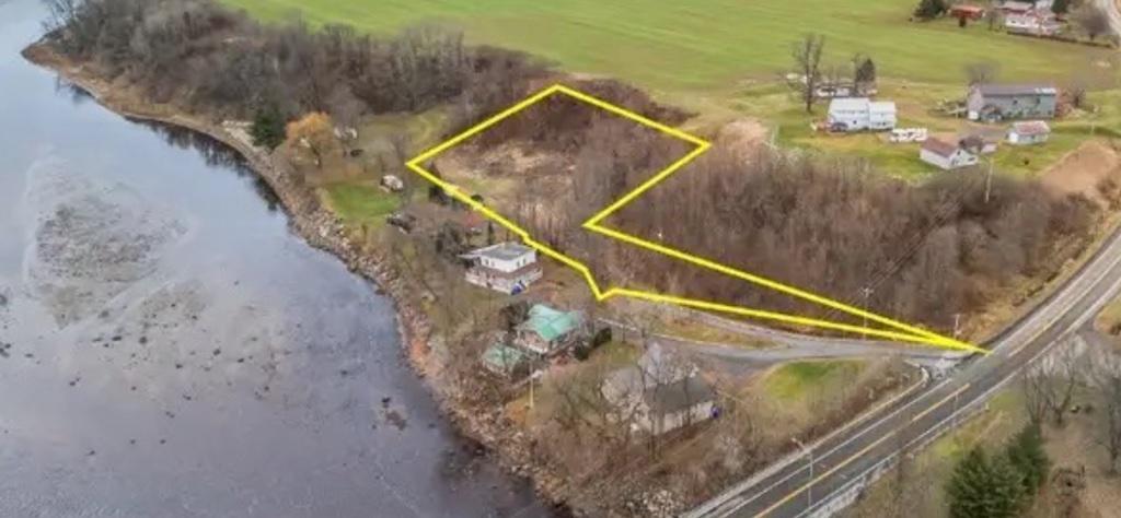 Terrain de 61000 pi2 bord du fleuve avec roulotte toute équipée | 3146624