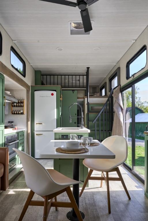 Terrain de 61000 pi2 bord du fleuve avec roulotte toute équipée | 3146624