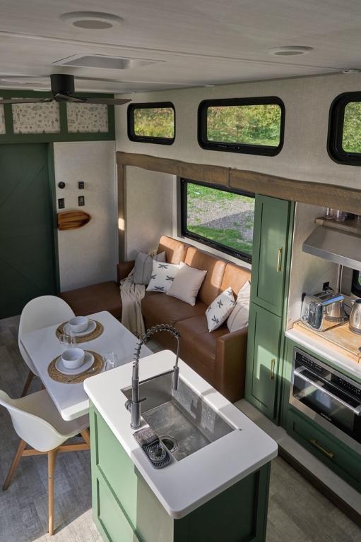 Terrain de 61000 pi2 bord du fleuve avec roulotte toute équipée | 3146624