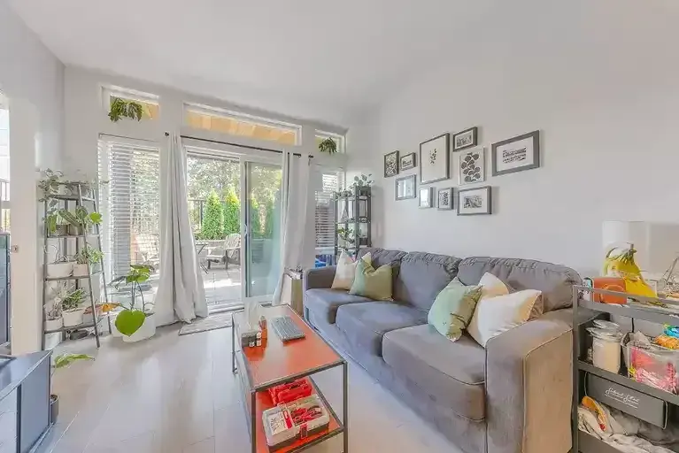 D172 - Contemporary One-Bedroom + Den with Spacious Deck and Parking | 4372 Fraser Street, Vancouver | 3117755