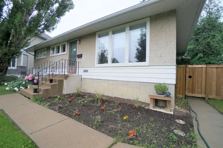 NORTH GLENORA! 3 BEDROOM GIANT YARD! 10 MINS TO DOWNTOWN | 13932 110 Avenue Northwest, Edmonton | 3118119
