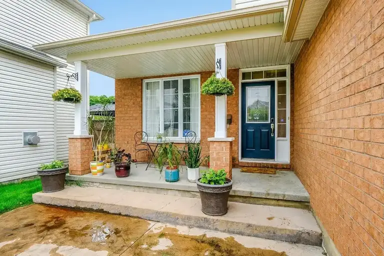 9 Oak Grove - Master Bedroom with Ensuite Bathroom - Move-In Ready! | 9 Oak Grove Street, Nepean | 3148194