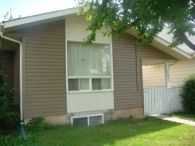 PET FRIENDLY Main Floor, 3 Bedroom, 1 Year Lease Takeover | 322 Falwood Way Northeast, Calgary | 3130531