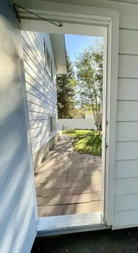 Bright 1-Bdrm Legal Suite, Lower 2 Levels of 4-Level Split House | Calgary | 3122202