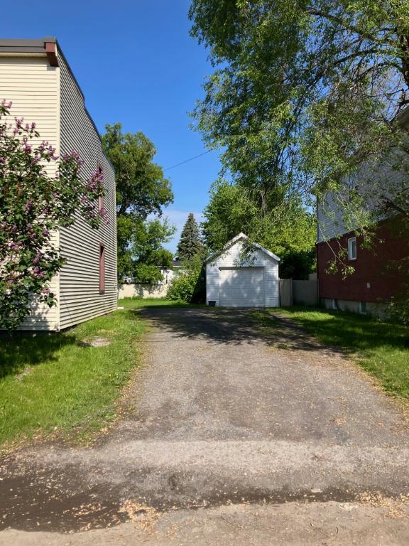 5 1/2 ( 2ieme étage), st-constant , grand terrain | 3123953