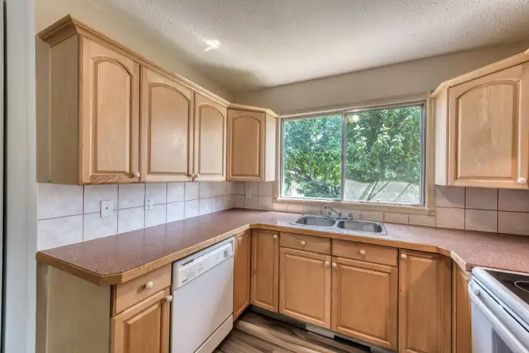 Big 2 Bedroom main floor over 1050 sq/ft just fully renovated | 805 8 Ave Ne, Calgary, Calgary | 3128409