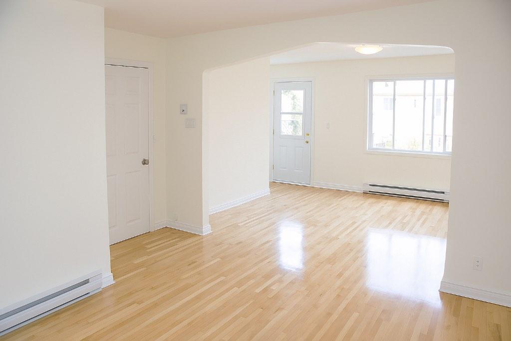 Superbe 3 ½ ensoleillé, libre maintenant, triplex, 2 ième étage, très propre | 3130244
