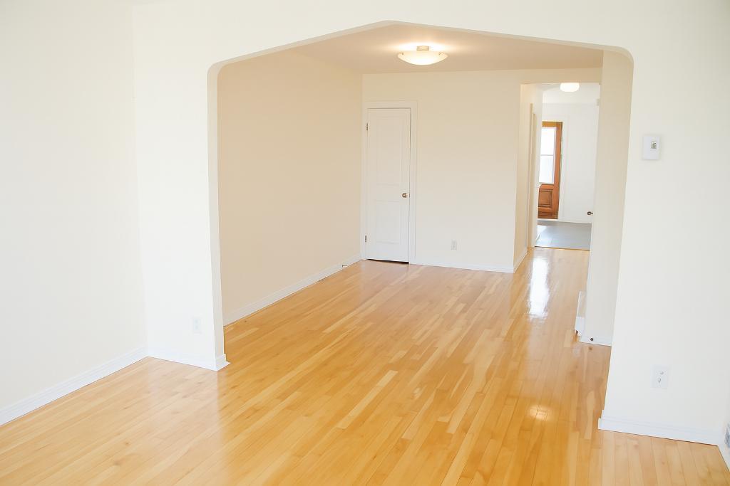 Superbe 3 ½ ensoleillé, libre maintenant, triplex, 2 ième étage, très propre | 3130244