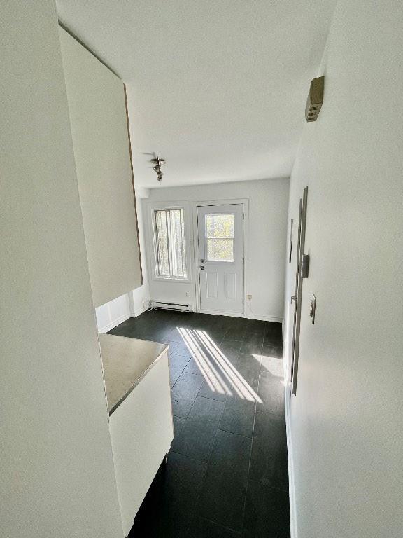 Superbe 3 ½ ensoleillé, libre maintenant, triplex, 2 ième étage, très propre | 3130244