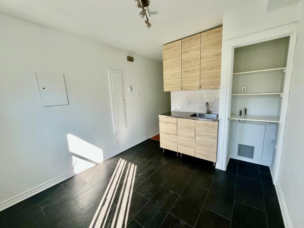 Superbe 3 ½ ensoleillé, libre maintenant, triplex, 2 ième étage, très propre | 3130244
