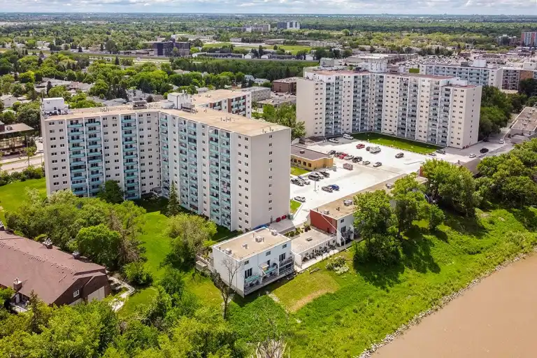 Riverside Plaza | 1660 Henderson Hwy., Winnipeg | 3130575