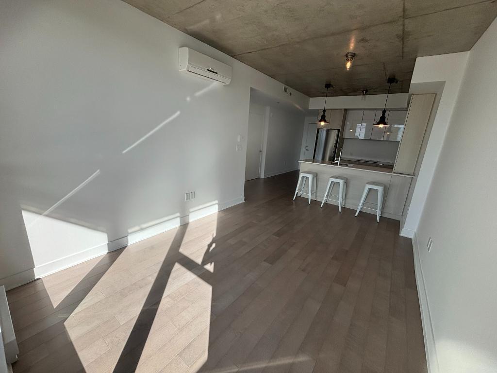 Libre immédiatement Condo 3 1/2 avec chambre fermée dans NDG. Très propre et lumineux. Électroménagers et eau chaude incluses. | 3130625