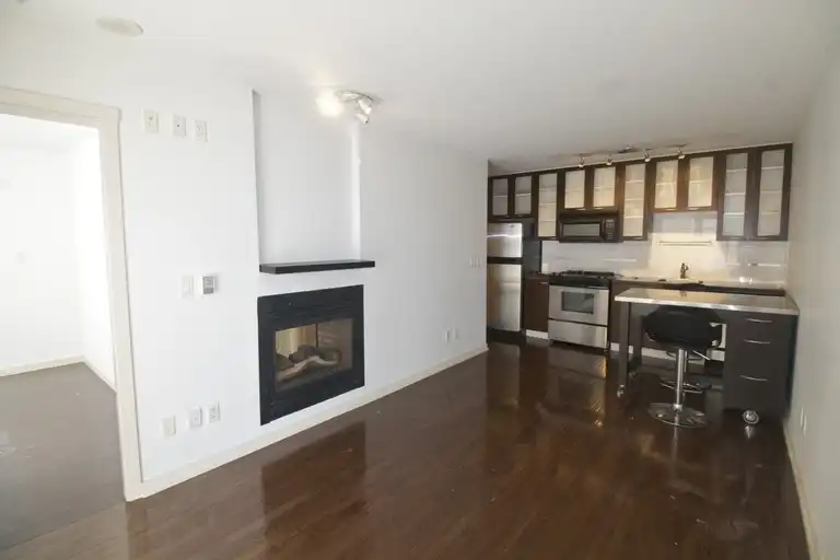 The Mondrian - Stylish 1 Bedroom and Solarium | 969 Richards Street, Vancouver | 3132927