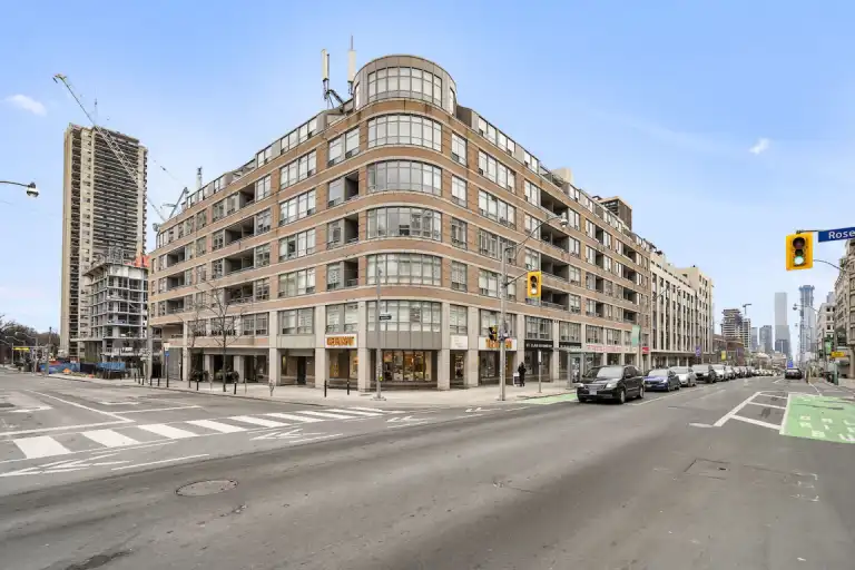 Executive Bright Short-Term Suite at 5 Rosehill — 2BR, Balcony, Parking, Locker | 317 - 5 Rosehill Avenue, Toronto | 3174975