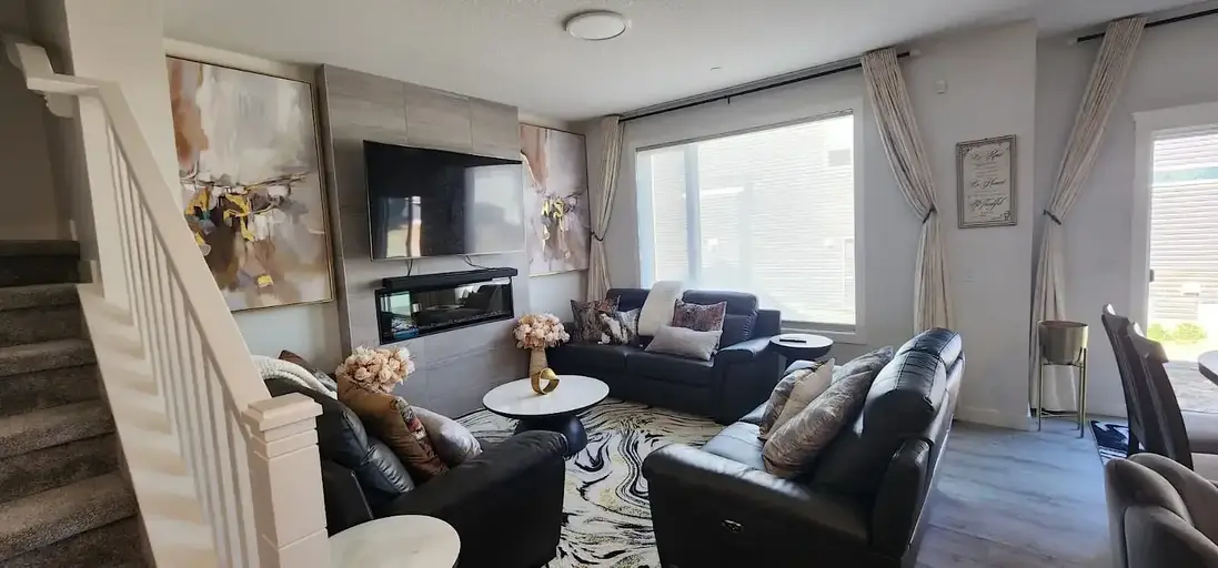 EXECUTIVE 3+ BEDROOM HOME IN CALGARY - LUXURY FURNISHED, ALL UTILITIES INCLUDED | Calgary | 3160716