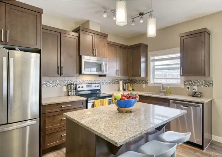 Beautiful 3 bed 2.5 bath end unit townhouse | Calgary | 3162957