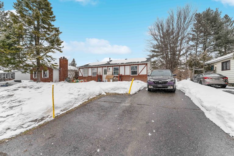 20 Dundegan Dr. #B: 2 Bedroom Apartment (Kanata, Ottawa) | 20 Dundegan Drive, Ottawa | 3144610