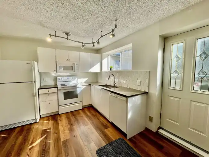 Bright, Clean, Large 1-Bdrm Legal Suite, Lower 2 Levels of 4-Level Split House | Calgary | 3151298