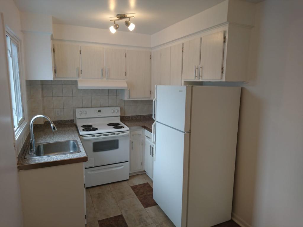 3 1/2 TOUT RÉNOVÉ, CHAUFFAGE ET EAU CHAUDE INCLUS, DISPONIBLE JUILLET | 3145269