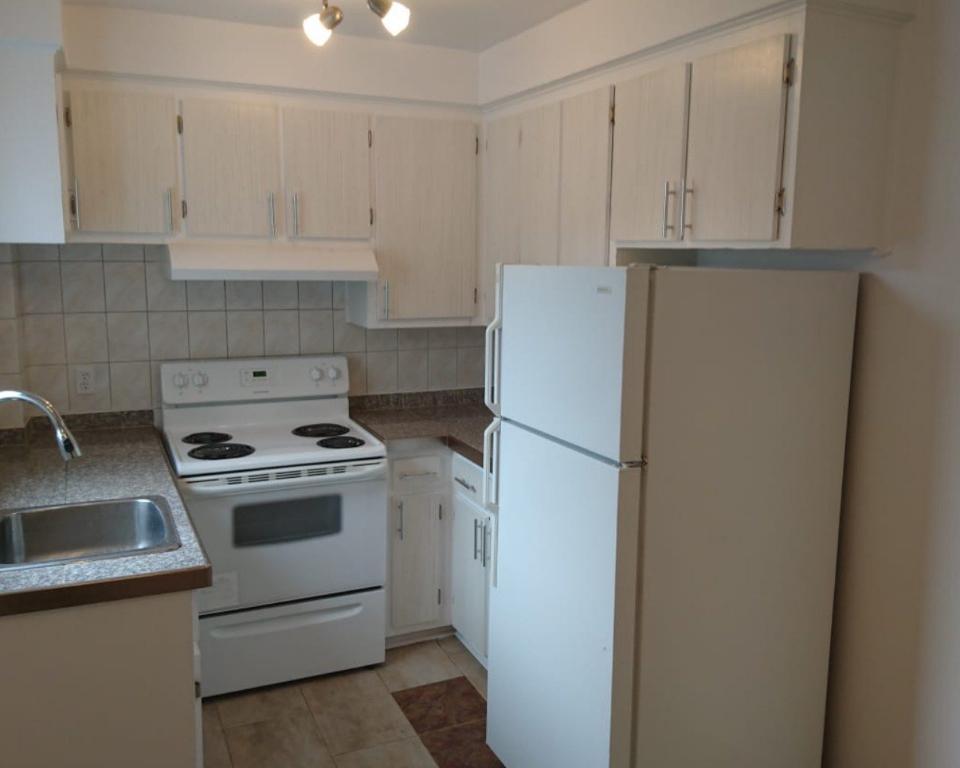 4 1/2 TOUT RÉNOVÉ, CHAUFFAGE ET EAU CHAUDE INCLUS, DISPONIBLE MAINTENANT | 3166877