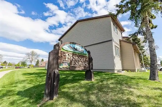 End unit 3 bedroom townhouse | Edmonton | 3145906