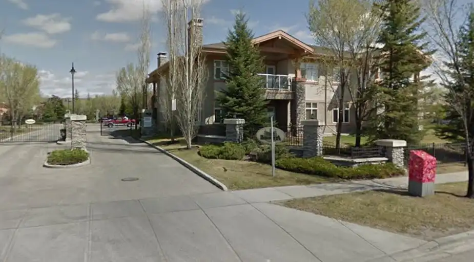 Spacious 2 Bedroom, 2 Bathroom Ground-Level Corner Apartment in Gated Community | 2104 - 2104 Lake Fraser Court Southeast, Calgary | 3145923