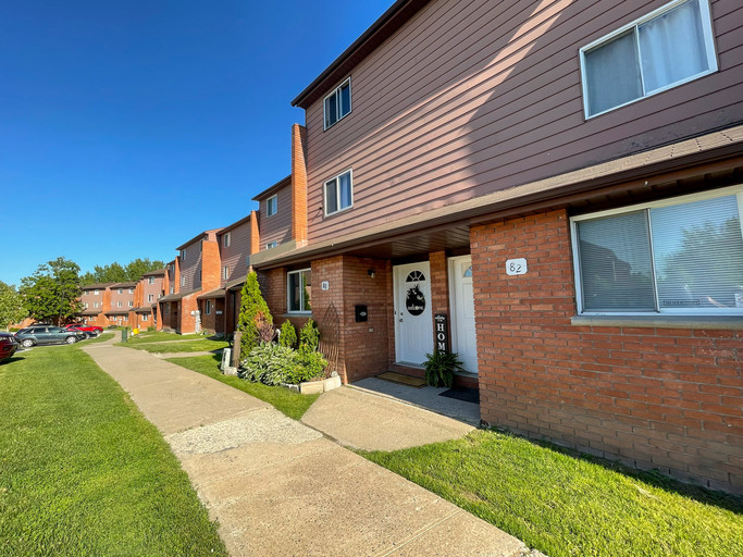 Village Green Court, Sault Ste. Marie - PARKING SPACE INCLUDED | 82 Grove Cres, Sault Ste. Marie | 3172884