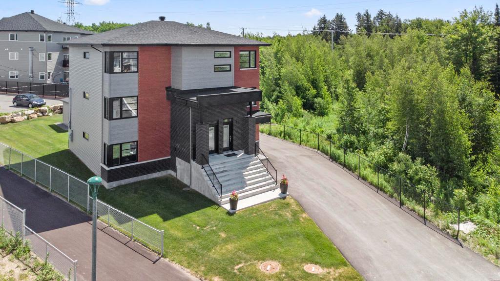 Appartement 5 1/2 HAUT DE GAMME avec garage chauffé et éclairé ainsi que, 2 stationnements extérieurs | 3147726