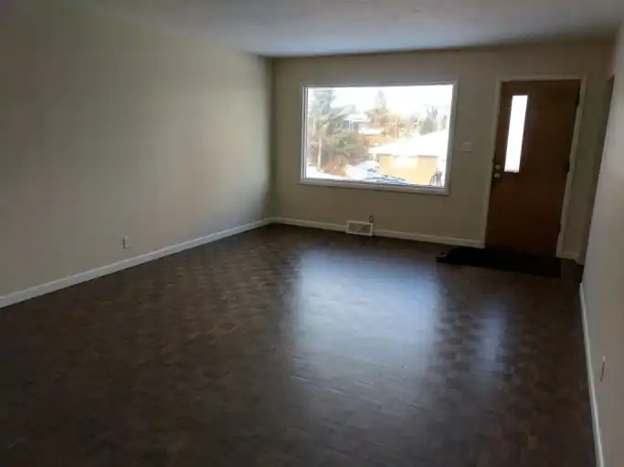 Stanley Park duplex 1000 ft up ;  near Chinook Center; available Nov 1 | Up - 301 46 Avenue Southwest, Calgary | 3149097