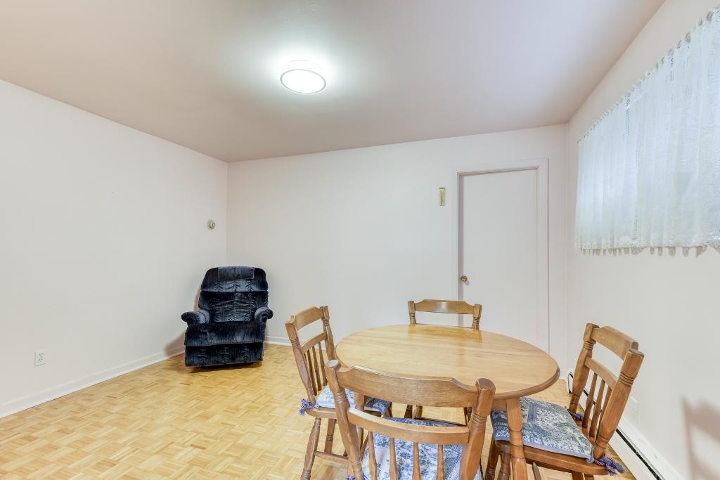 Très grand 3 1/2 , au demi-sous-sol d'un duplex dans emplacement très recherché | 3150691