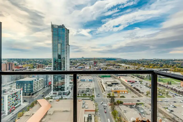 LOCATION, CLEAN, SPACIOUS, BELTLINE VIEWS, 2 BED + 1 BATH + UTIL INCL w/ PARKING | 1053 10 Street Southwest, Calgary | 3153143