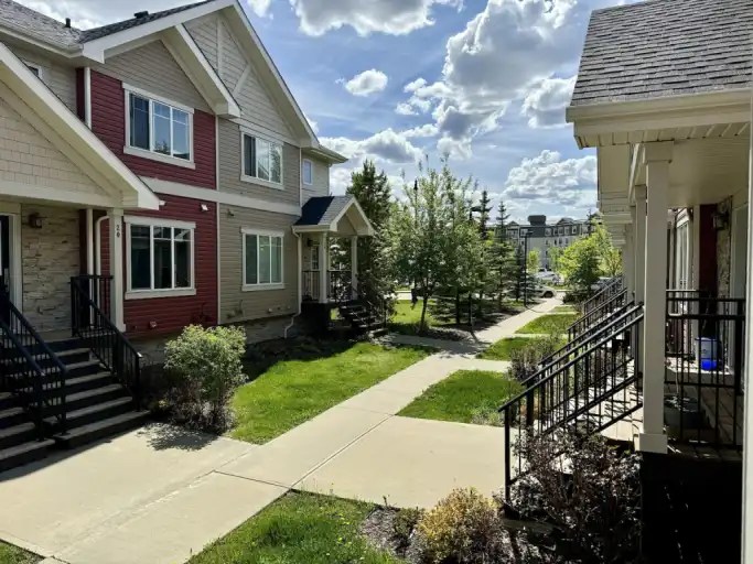 Newer Executive 3 Level Townhouse in MacTaggart Riverbend | Edmonton | 3155786
