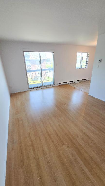 Grand logement rénové, 4 1/2 à Candiac sur le chemin Haendel, libre immédiatement, près de tout, devant école primaire | 3155176