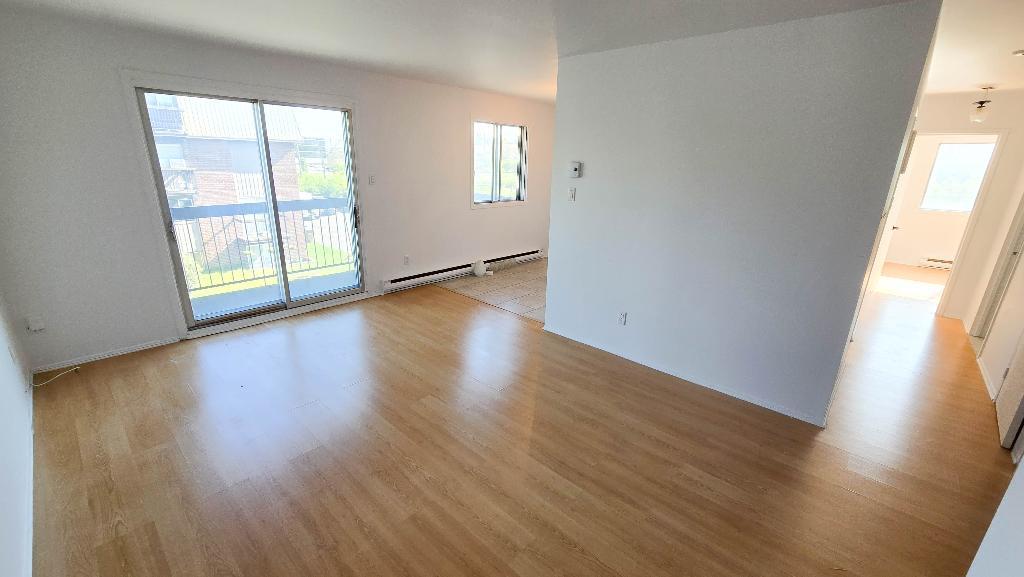 Grand logement rénové, 4 1/2 à Candiac sur le chemin Haendel, libre immédiatement, près de tout, devant école primaire | 3155176