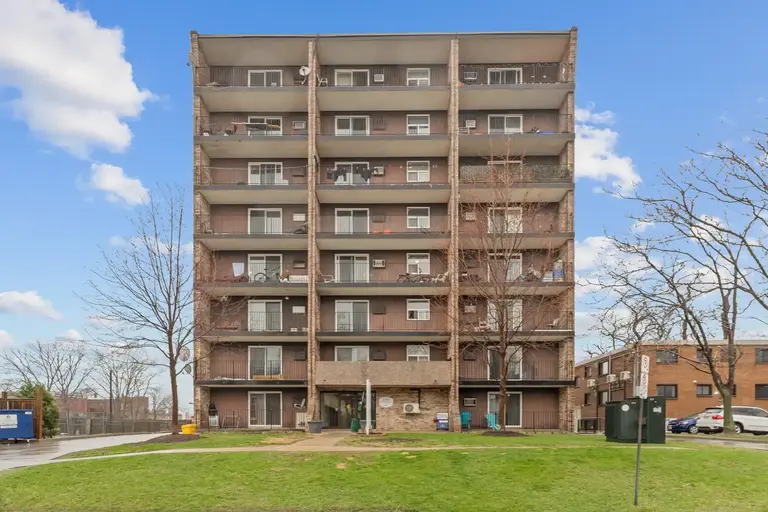 Sandilands Tower Apartments | 3160 Peter St., Windsor | 3157454