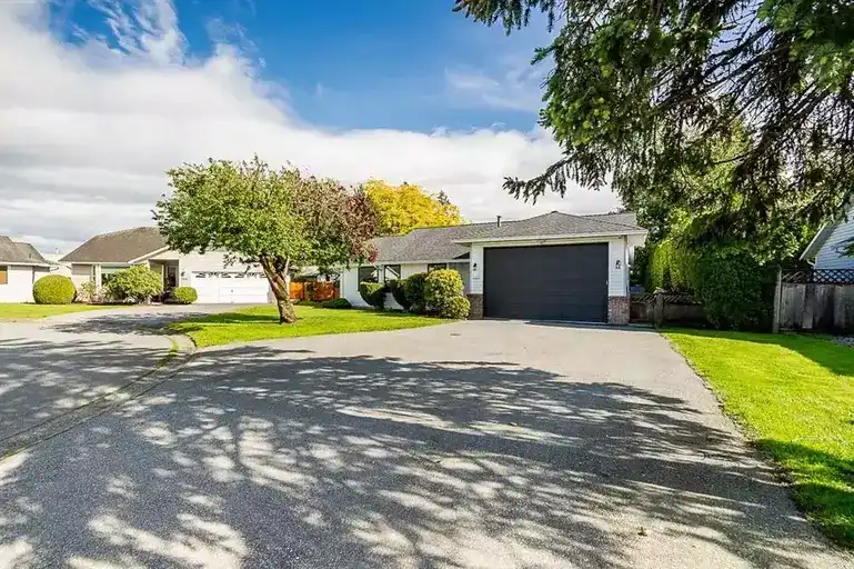 Bright  and updated open plan rancher on 59 Avenue | 19224 59 Avenue, Surrey | 3157572