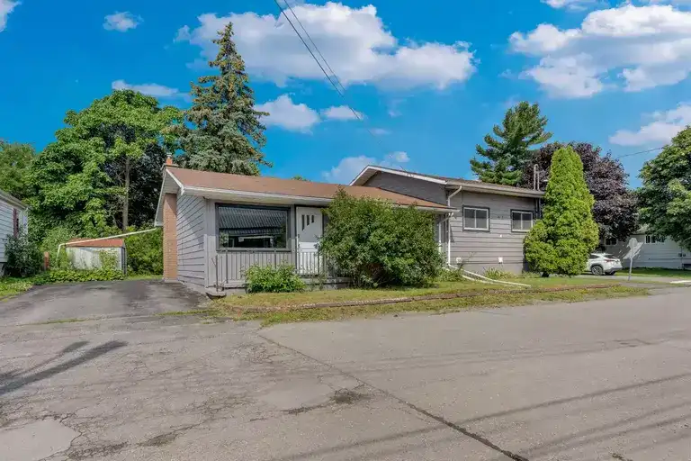 36 Day St. | 2 Bedroom with Amazing 4 piece Bathroom in Central Kingston! | 36 Day Street, Kingston | 3158112