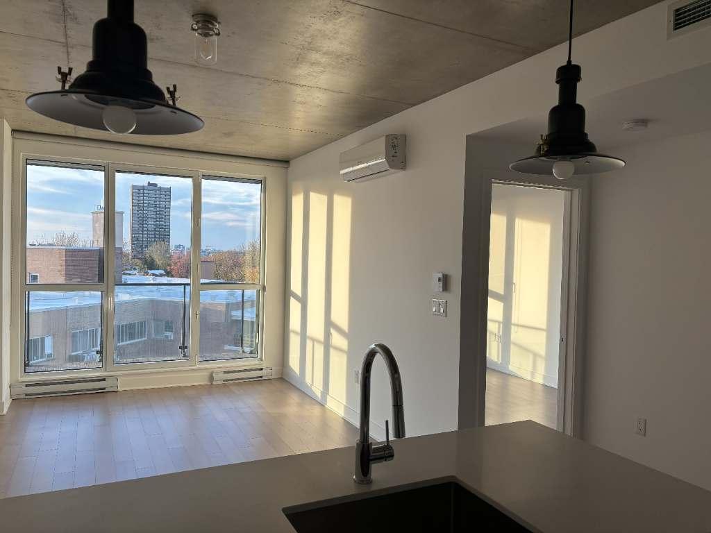 Libre immédiatement Condo 3 1/2 avec chambre fermée dans NDG. Très propre et lumineux. Électroménagers et eau chaude incluses. | 3158818