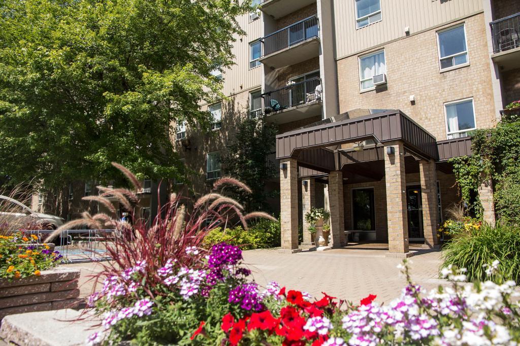 4 1/2 Charlesbourg - Piscine - jardins - libre/décembre/janvier/avril | 3181249