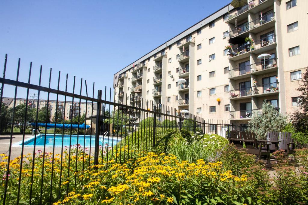 4 1/2 Charlesbourg - Piscine - jardins - libre/décembre/janvier/avril | 3181249