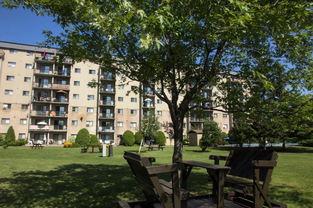4 1/2 Charlesbourg - Piscine - jardins - libre/décembre/janvier/avril | 3181249